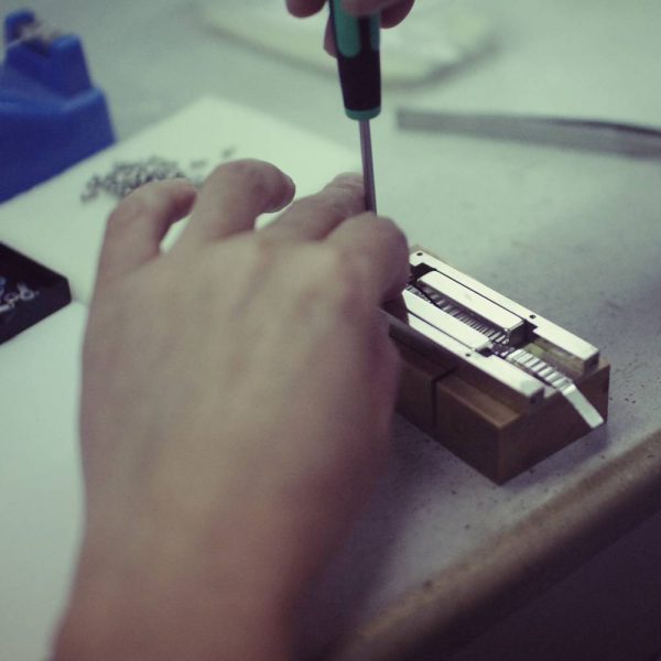 sE Electronics Voodoo VR2 Hand Craft