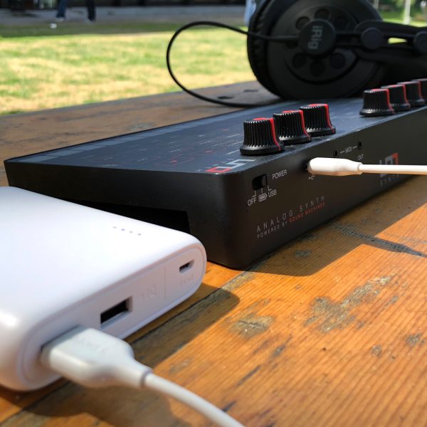 iK Multimedia UNO Synth Power Bank