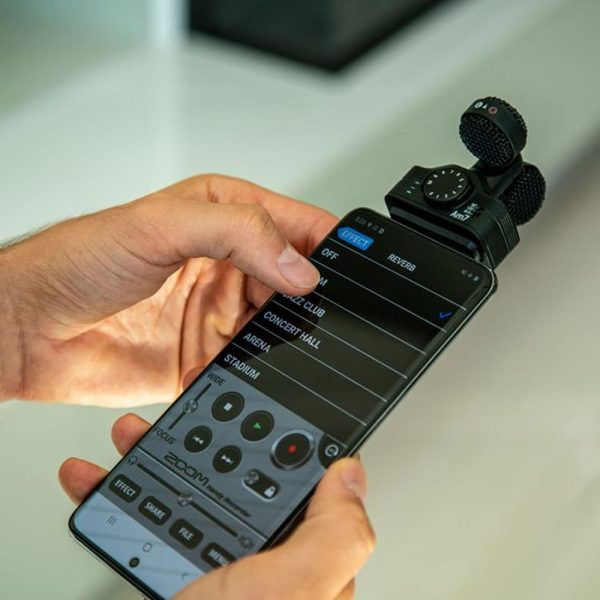 Zoom AM7 In Hand