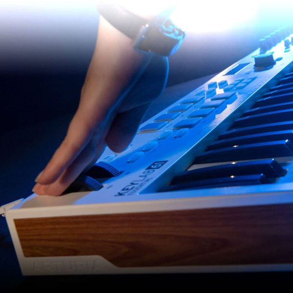 Arturia KeyLab Essential 61 Side