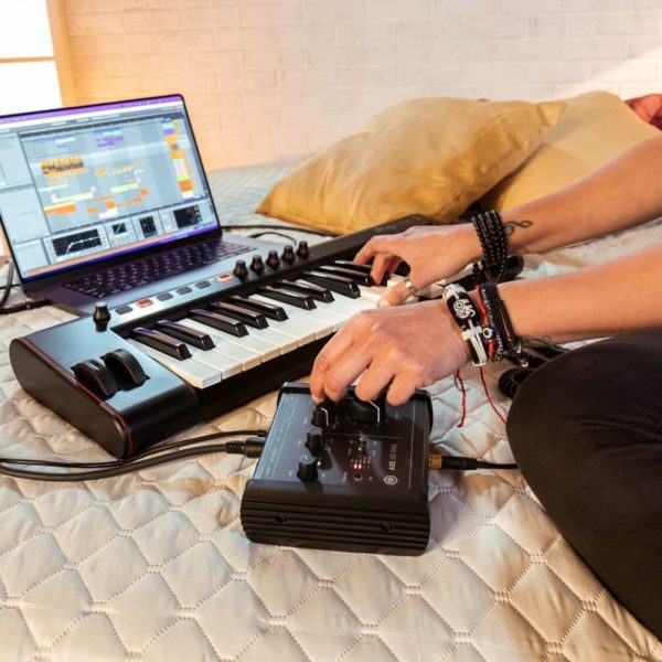 iK Multimedia AXE IO ONE MIDI