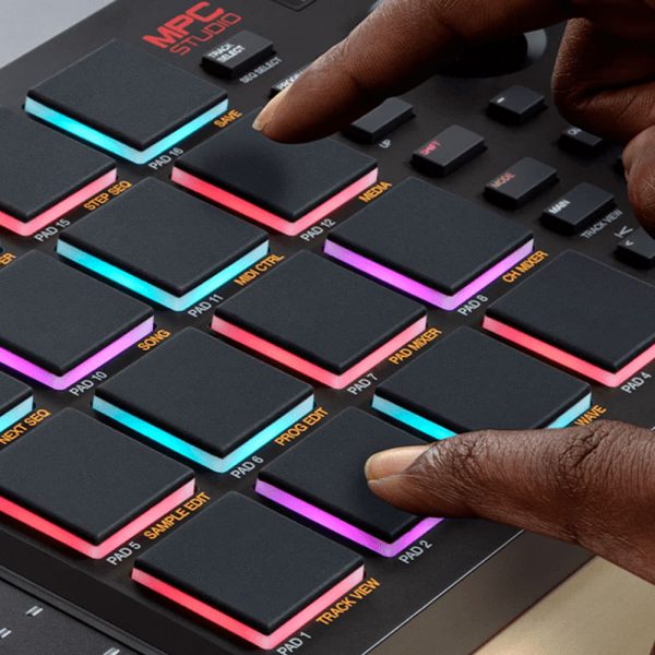 AKAI-MPC-Studio-2-Action