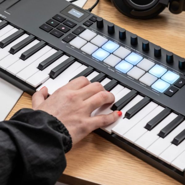 Novation LaunchKey Mini 37 MK4 Action