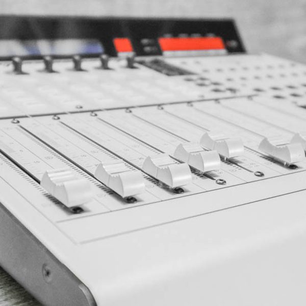 Mackie-MCU-Pro-Detail Mackie MCU Pro Detail