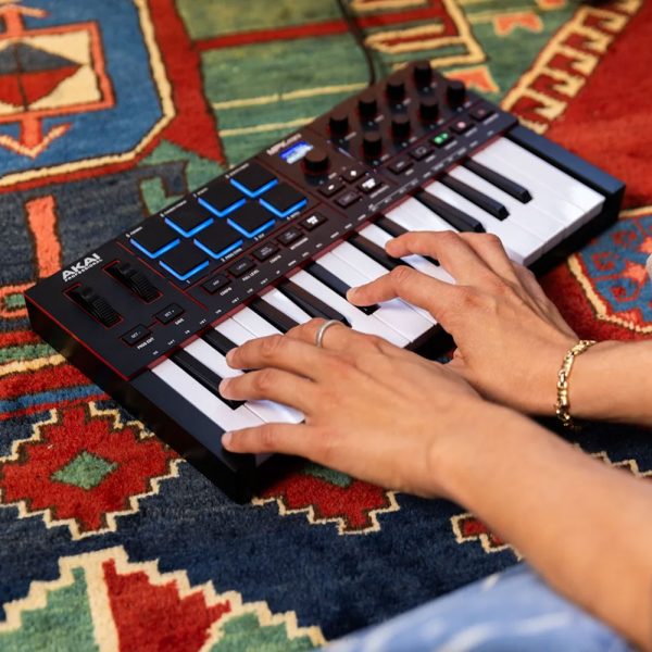 AKAI MPK Mini IV Black Action