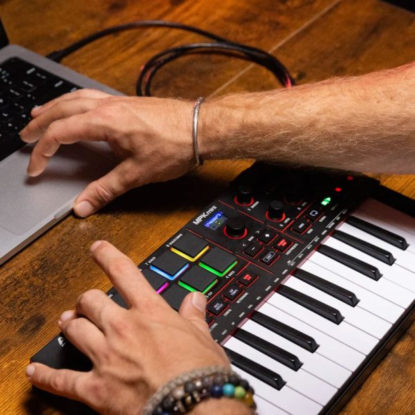 AKAI MPK Mini IV Black In Use